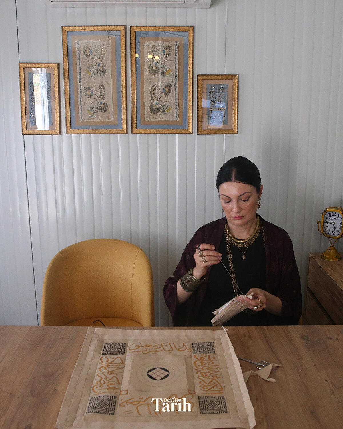 Selda Bayazıt, tılsımlı gömlekleri evlerin duvarlarını süsleyen tablolar olarak yeniden tasarladığını söyledi.