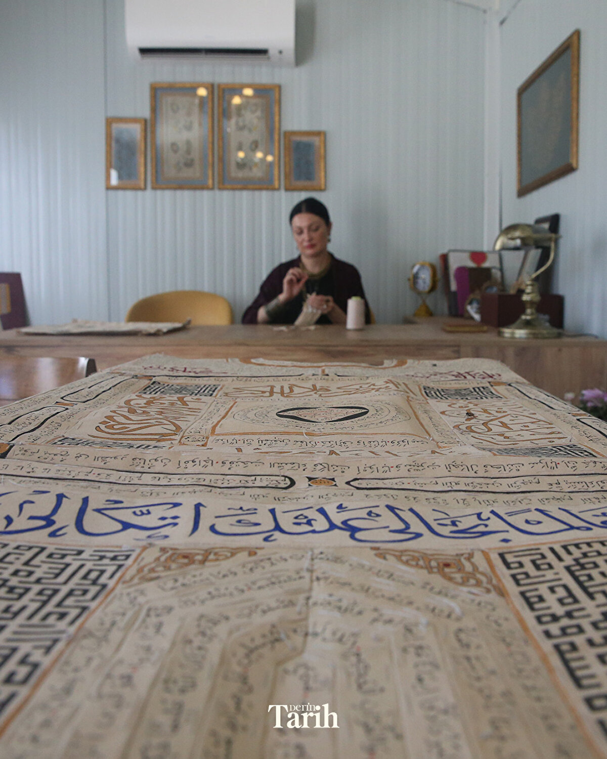 Topkapı Sarayı'ndaki tılsımlı gömleklerden ilham alan Bayazıt, bu kadim geleneği hem sanatsal hem de kültürel boyutlarıyla yaşatıyor.