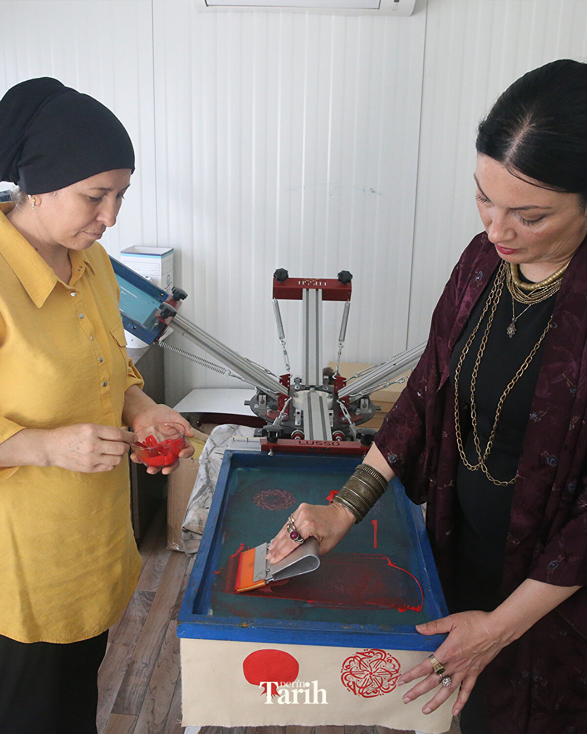 Çalışmanın yapılacağı kumaşa eskitme efekti vermek için detaylı hazırlık yapıldığını ifade eden Bayazıt, "Çalışmalarımıza kumaş boyama ile başlıyoruz. Eskitme efekti vermek için çay, soğan kabuğu ve ceviz kabuğu kullanıyoruz. Ardından gömlek kalıbı hazırlıyoruz, hat ve tezhip çalışmalarını yapıyoruz. Kumaş üzerine işlediğimiz bu desenleri birleştirerek gömlek formuna getiriyoruz. Tablo halinde çerçeveliyoruz ve evlerimizin duvarlarını süslüyor." ifadelerini kullandı.