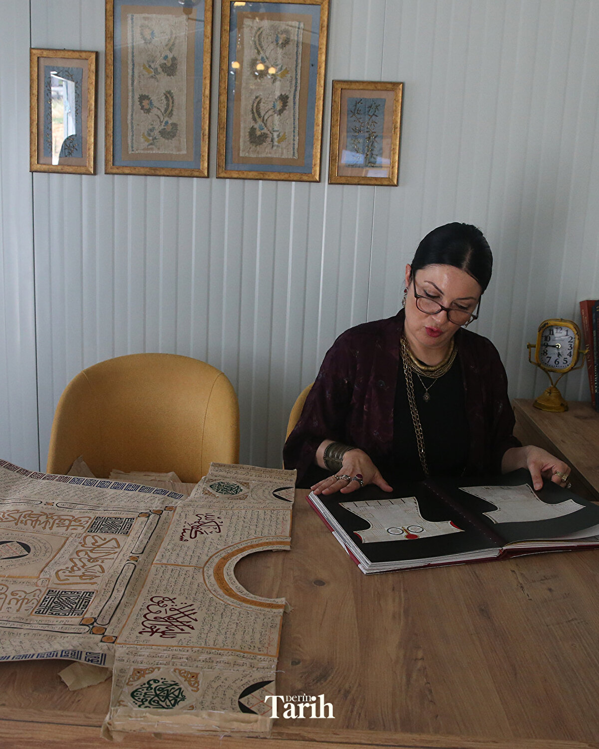 Tılsımlı gömleklerin özel bir kıyafet olduğunu belirten Bayazıt, "Tılsımlı gömlekler, Osmanlı döneminde padişahların, sultanların, komutanların ve alimlerin tercih ettiği, üzerinde Kuran-ı Kerim'den dualar, ayetler ve çeşitli semboller bulunan özel giysilerdi." dedi.