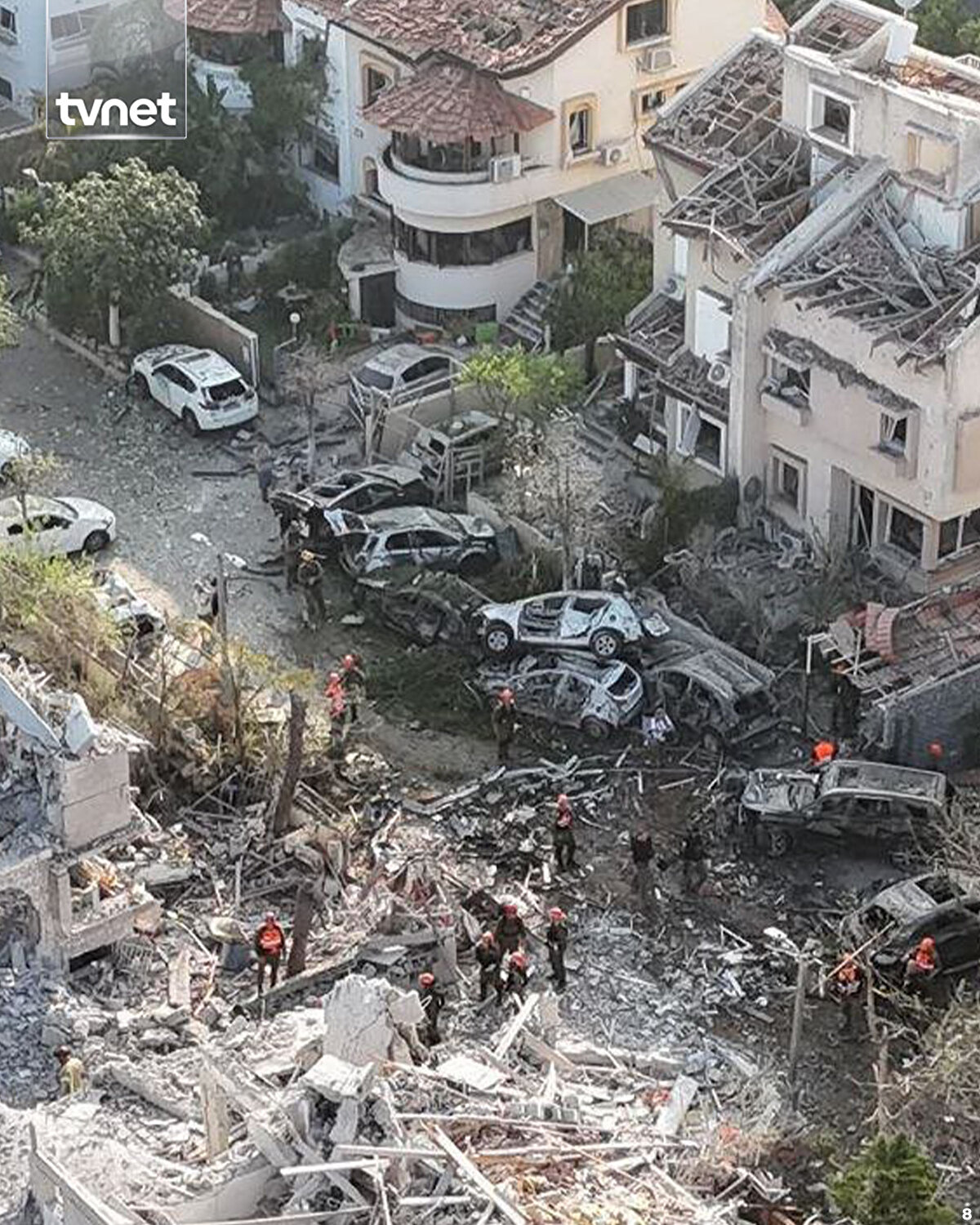 İran’ın gece saatlerinde başlattığı füze saldırıları sonrası Tel Aviv’de büyük yıkım meydana geldi.