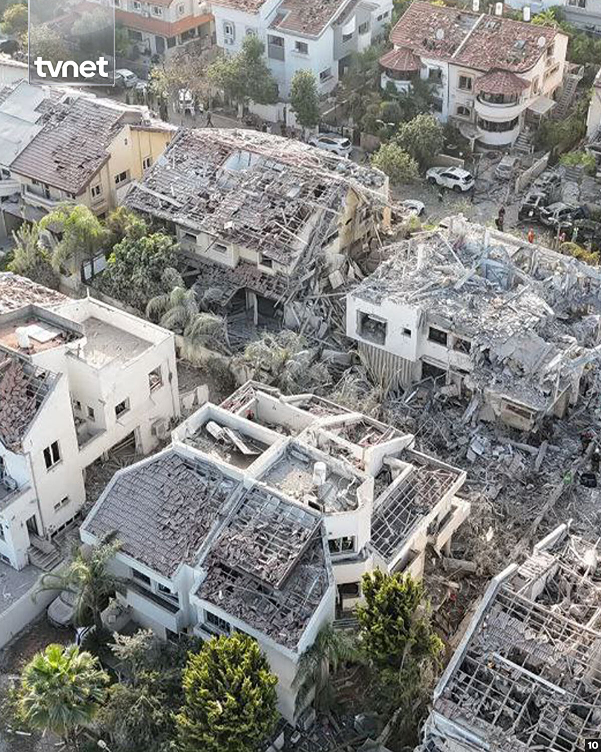 İran’ın gece saatlerinde başlattığı füze saldırıları sonrası Tel Aviv’de büyük yıkım meydana geldi.