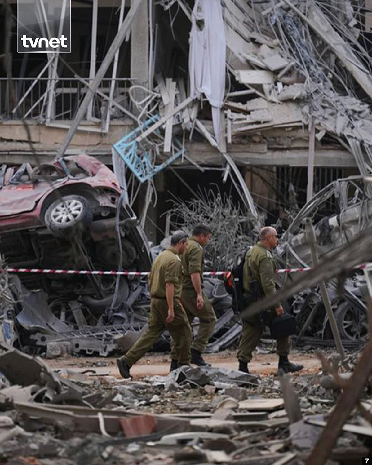 İran’ın gece saatlerinde başlattığı füze saldırıları sonrası Tel Aviv’de büyük yıkım meydana geldi.