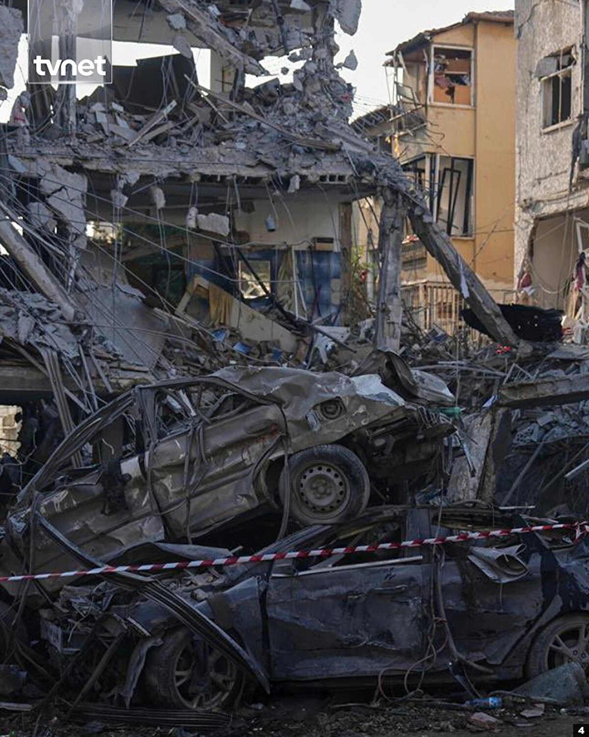İran’ın gece saatlerinde başlattığı füze saldırıları sonrası Tel Aviv’de büyük yıkım meydana geldi.