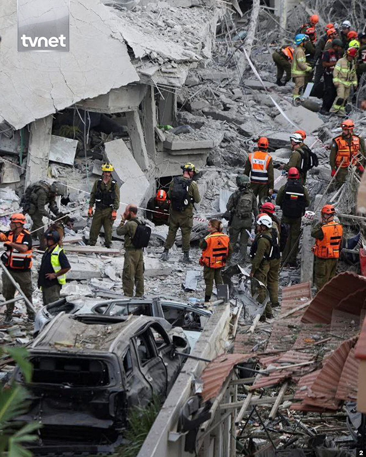 İran’ın gece saatlerinde başlattığı füze saldırıları sonrası Tel Aviv’de büyük yıkım meydana geldi.