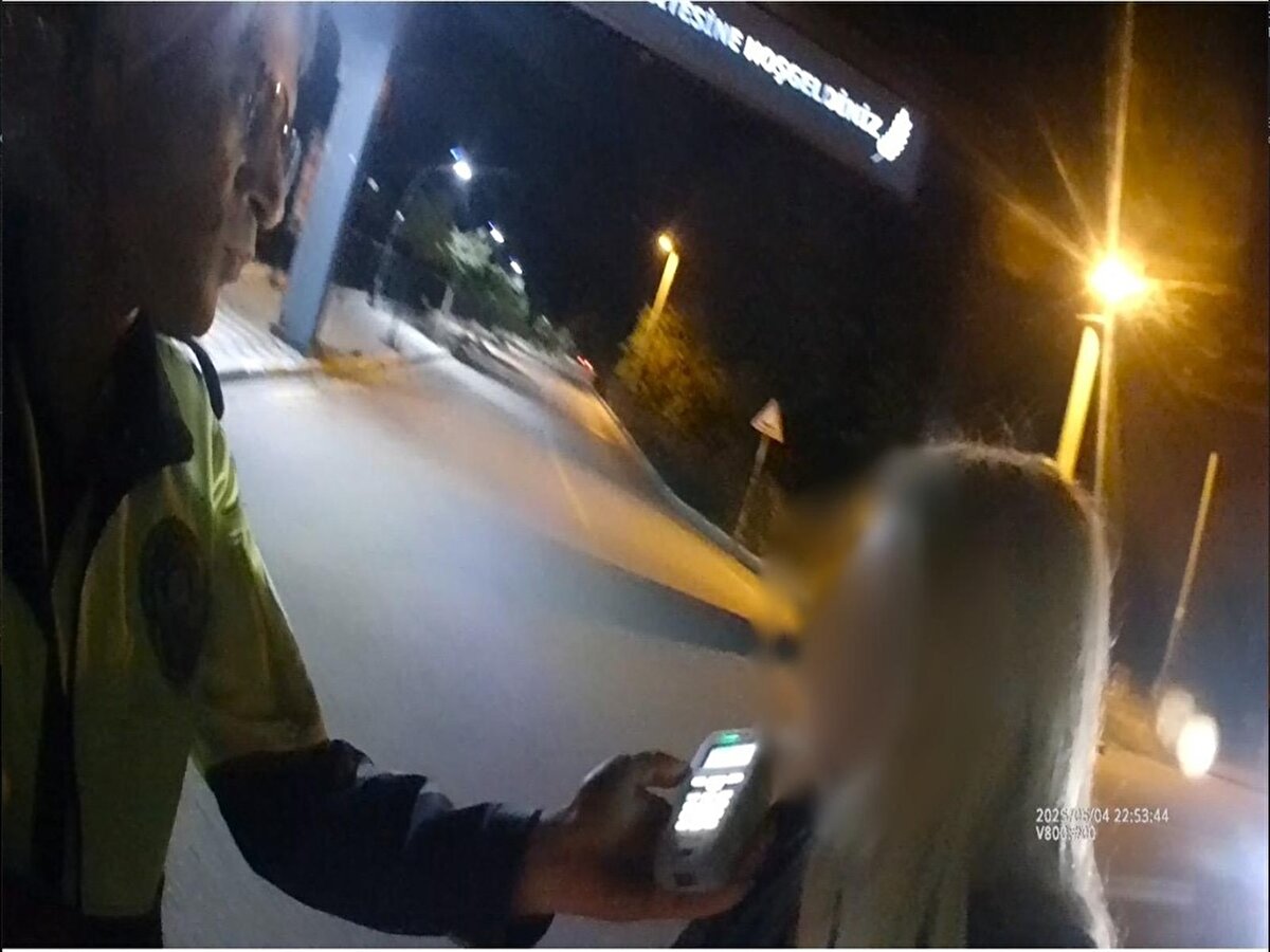 5 Haziran’da cezası uzatılan Yağmur G., bu kez de ehliyetsiz olarak direksiyon başına geçip, sosyal medya hesabından canlı yayın açtı. Ehliyetsiz sürücünün 11 Haziran’da yaptığı paylaşımda Çınarcık ilçesinde, 12 Haziran’da yaptığı paylaşımda ise Yalova Armutlu istikametine seyir halinde olduğu görüldü.