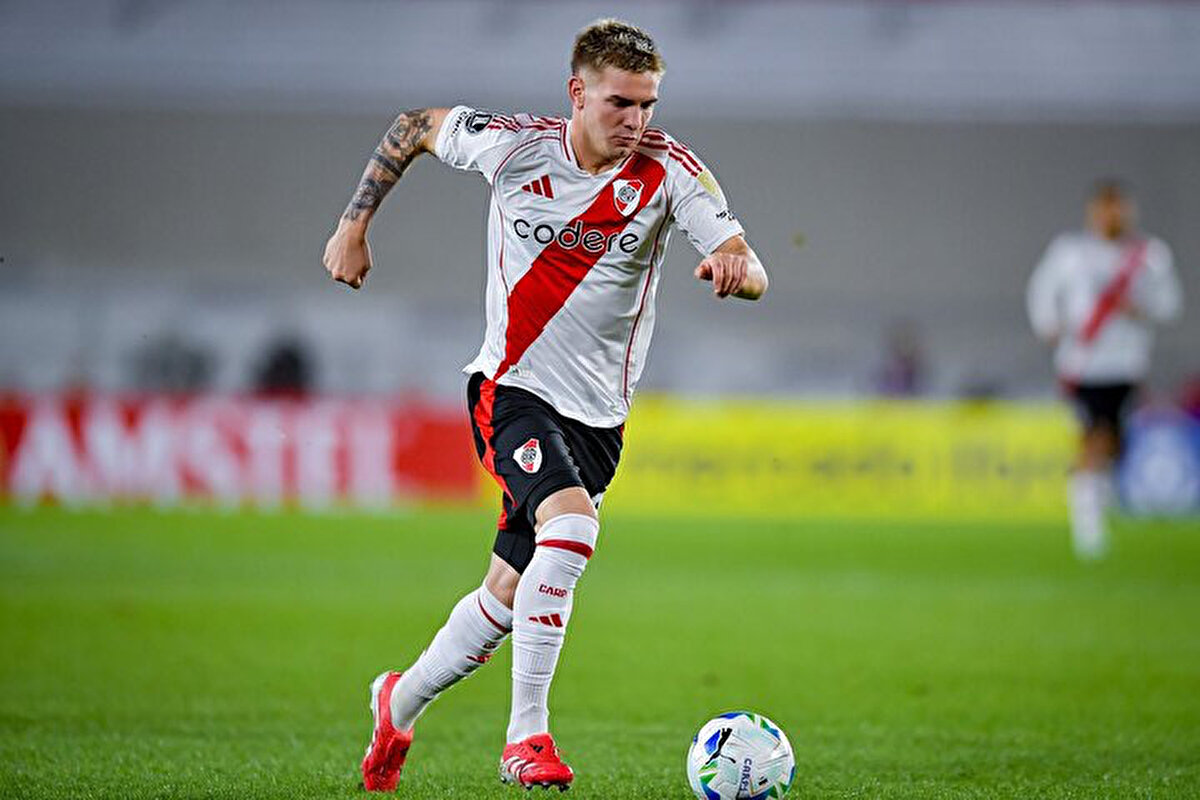 Futbol hayatına River Plate altyapısında başlayan sağ kanat oyuncusu, Arjantin ekibinde 62 maçta 11 gol kaydetti.<br>