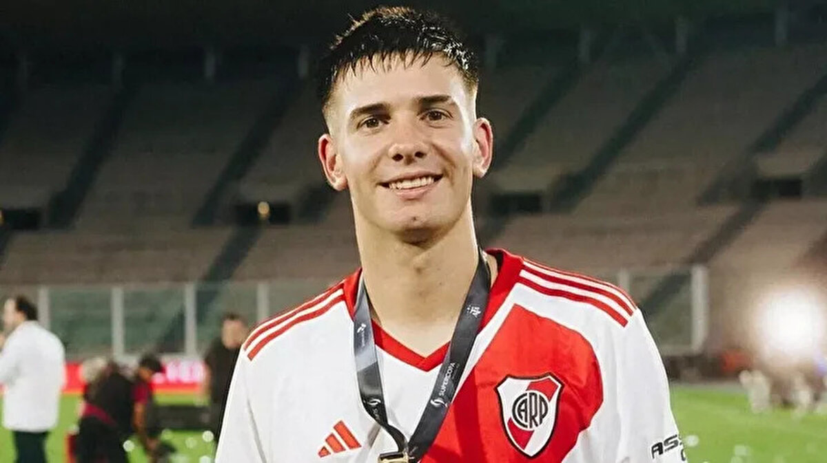 Diario AS yazarı Emilia Rodríguez Sanhueza, her iki oyuncunun da solak, sağ kanatta içe kat etmeyi seven ve ofansif orta saha özelliklerine sahip olduğunu, bu nedenle saha içinde çakışabileceklerini yazdı.<br>