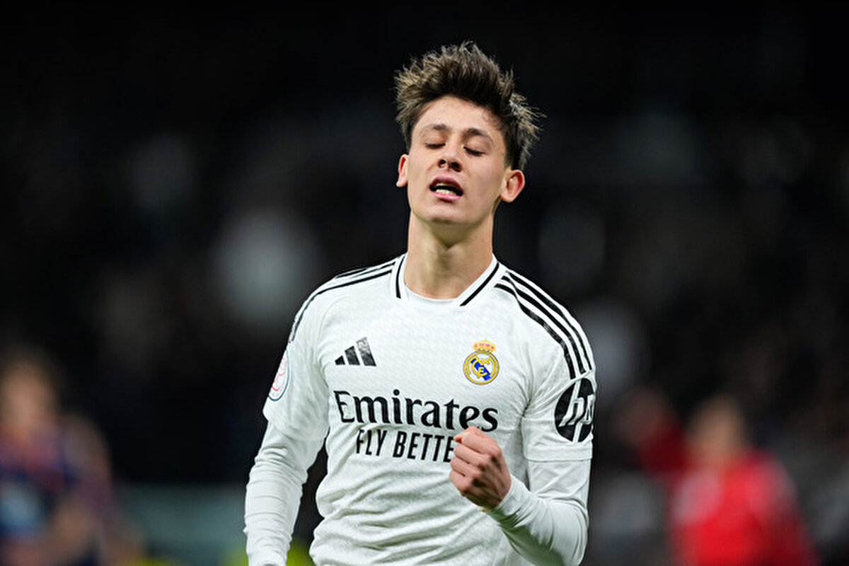 Real Madrid'de yeni teknik direktör Xabi Alonso'nun ana planlarında yer aldığı iddia edilmesine karşın ayrılık durumu güçlenen Arda Güler için birçok talip bulunuyor. Avrupa'nın dev ekiplerinin transfer etmeye hazır olduğu 20 yaşındaki milli yıldıza en büyük ilgi ise son Şampiyonlar Ligi şampiyonu Paris Saint-Germain'den geldi.<br><br>