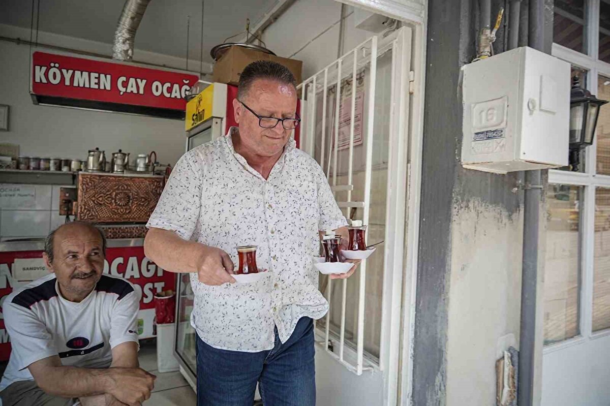 "Böyle daha pratik oluyor"<br><br>Aracıyla çay taşıma görüntülerinin sosyal medyaya düşmesinin ardından telefonlarının susmadığını söyleyen Ali İhsan Olcay, "Biz tesadüfen öyle bir video çektik. Arkadaşlar sosyal medyada paylaşmış. ’Arabayla dükkana geçerken git gel yapmayayım’ dedim. Çayları arabanın üzerine koydum. Arada geçerken çayları aracımla taşıyorum, ilk kez olan bir şey değil.