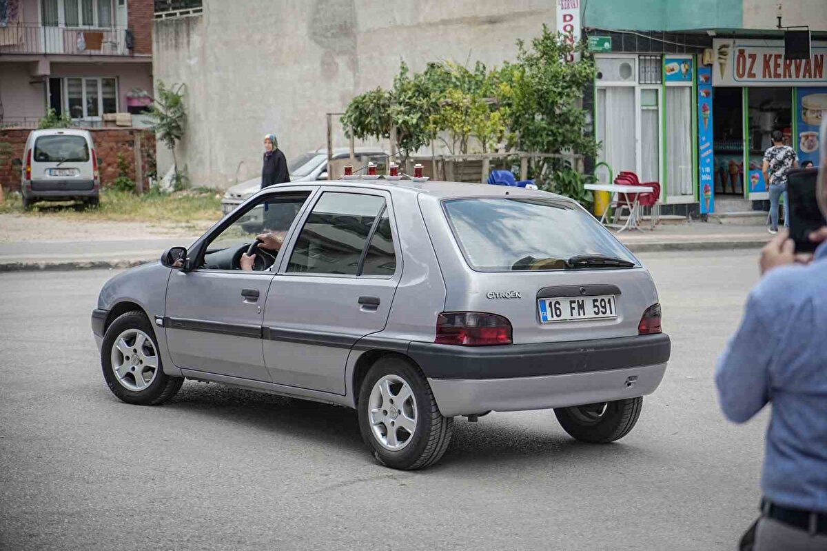 Bazen komşuların çaylarını da alıyorum araçla dağıtıyorum. Arabayı bırakıp gitmektense böyle daha pratik oluyor. Bugüne kadar hiç dökmedim. Sosyal medyaya da düşünce herkes aramaya başladı. Benim haberim yoktu, dolayısıyla şaşırdım. Herkes şöhret olduğumu söylüyor, benim şöhret olmakla bir işim yok" şeklinde konuştu.