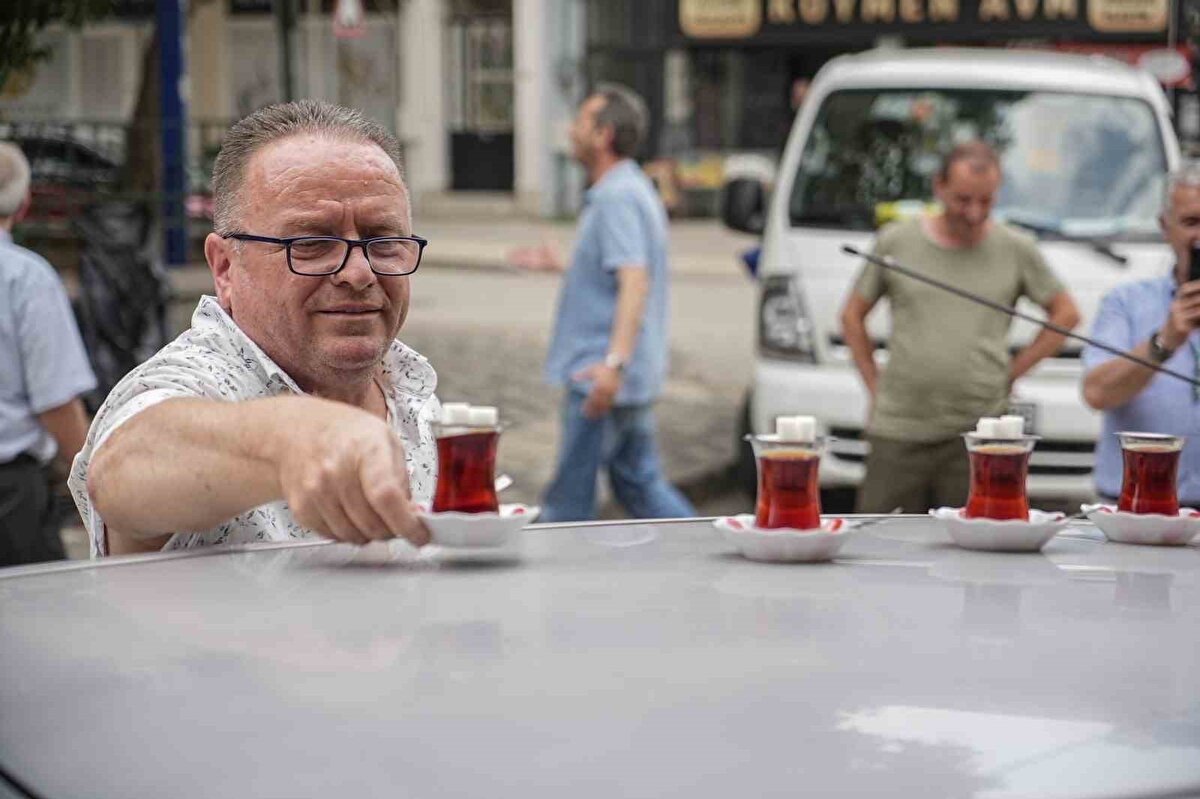 "Bu güne kadar bardak kırmadı, kırarsa da canı sağ olsun"<br><br>Çayları Ali İhsan Olcay’ın kendisinden daha iyi taşıdığını kaydeden çay ocağı sahibi Sabri Saim, "Kendi aramızda espri olsun diye öylesine çektik. Çayları arabasıyla alıyor, boşları yine arabasıyla getiriyor. Bu güne kadar hiç dökmedi, bardak da kırmadı. Bundan sonra kırarsa da canı sağ olsun, kalp kırılmasın" dedi.