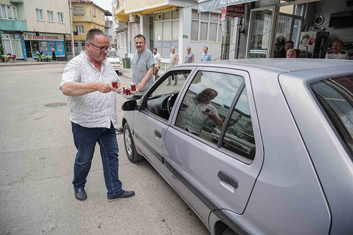 Bursa’da Osmangazi ilçesinde esnaf Ali İhsan Olcay, dükkanına 50 metre yakınındaki çay ocağından aldığı çayları, dükkanına kadar kendi otomobiliyle taşıyor. Kimi zaman komşularına da otomobiliyle çay servis eden Olcay, hem espri olsun diye hem de pratik olmasından dolayı bu şekilde taşıdığını söylüyor. Bu güne kadar ne bardak kırdığını ne de çayı dökmediğini belirten Olcay, aracıyla çay taşıdığı görüntülerin sosyal medyaya düşmesinden sonra nazar gelmesinden endişe ediyor.
