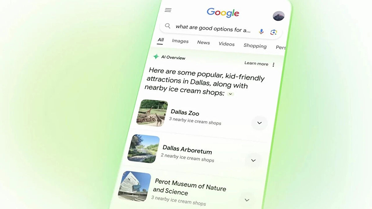 Teknoloji medyasından engatget.com’un haberine göre Google, arama deneyimini yapay zekâ ile bir adım öteye taşıyor. Artık kullanıcılar, arama sonuçları arasında kaybolmak yerine "Audio Overviews" (Sesli Özetler) özelliğiyle yapay zekâ tarafından oluşturulmuş kapsamlı sesli özetlere ulaşabilecek.<br><br>