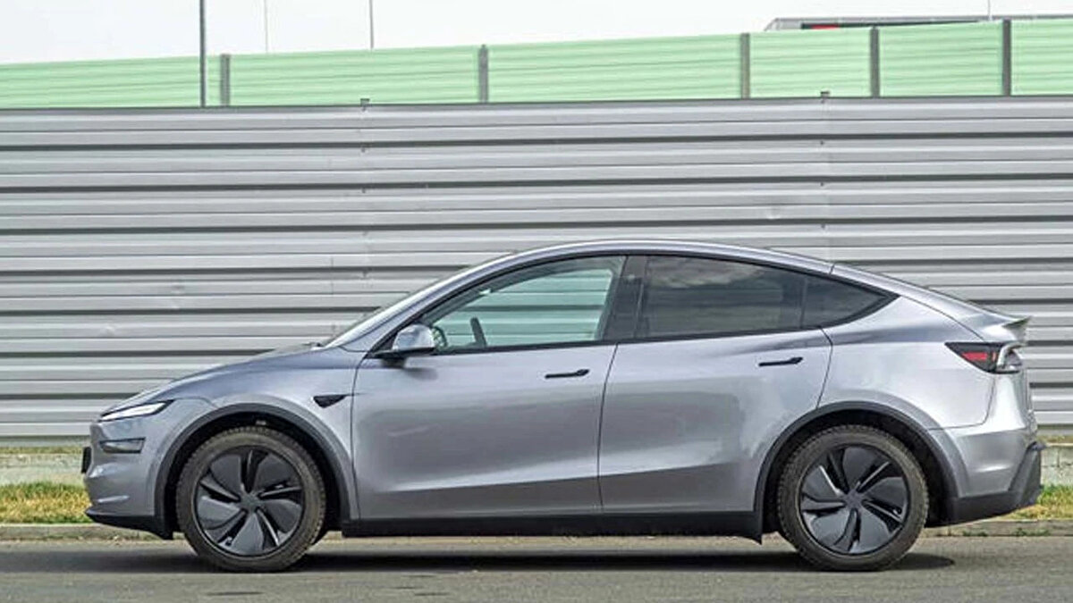 2025 Tesla Model Y Avrupa Versiyonu<br><br>Tesla, elektrikli otomobil pazarındaki liderliğini 2025 Model Y’nin Avrupa spesifikasyonlu Launch Series versiyonuyla bir kez daha ortaya koydu. 46.630 dolarlık yurt dışı fiyatına sahip olan araç, 526 ile 575 km arasında değişiyor. Araç, arkadan itişli ya da dört çeker olarak tercih edilebiliyor.