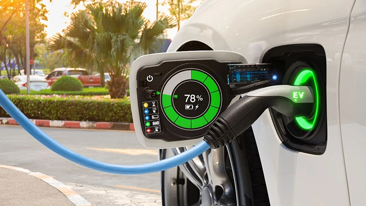 Benzinli ve dizel modellerin yerini almaya başlayan elektrikli otomobillerin sayısı, her geçen gün artıyor. Bu segmentte çok sayıda otomobil yer alırken, tüketiciler de tercihini artık elektriklilerden yana yapıyor.<br><br>