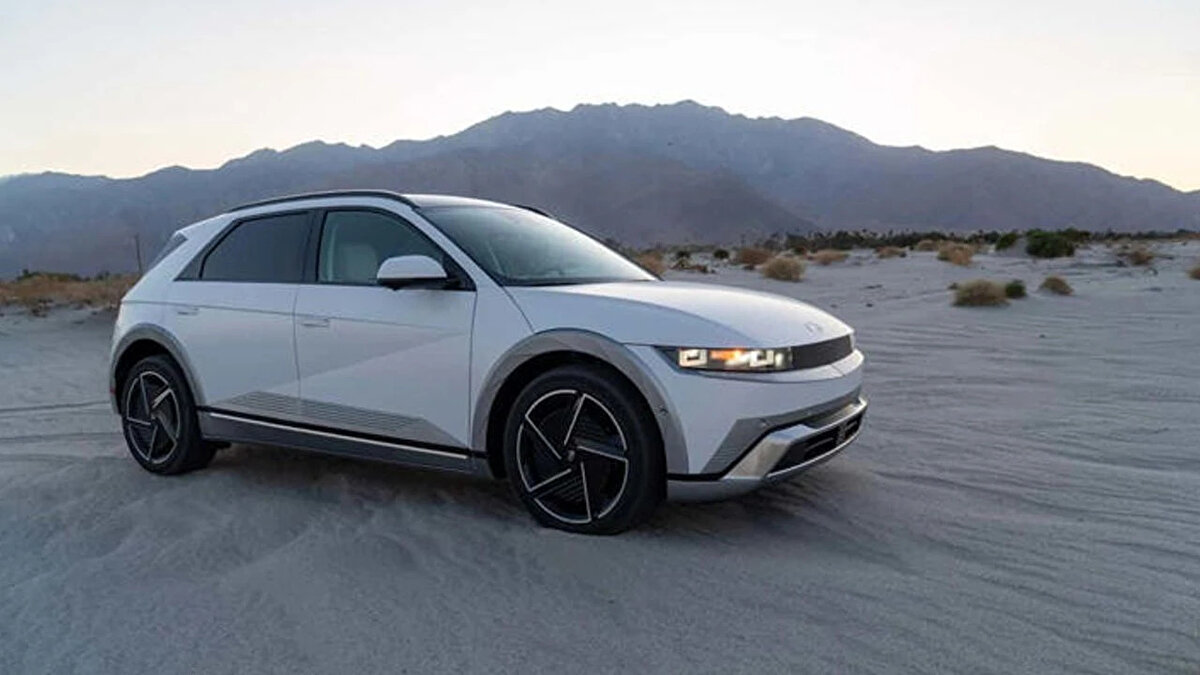 2025 Hyundai Ioniq 5<br><br>Listenin ikinci sırasında Koreli otomobil devi Hyundai’ın EV’si yer alıyor. 2025 Hyundai Ioniq 5, tasarımının yanı sıra fiyatı ve menziliyle dikkat çekiyor. Tesla tercih etmiyorsanız alternatif olarak kesinlikle Ioniq 5 modeline de göz atabilirsiniz.