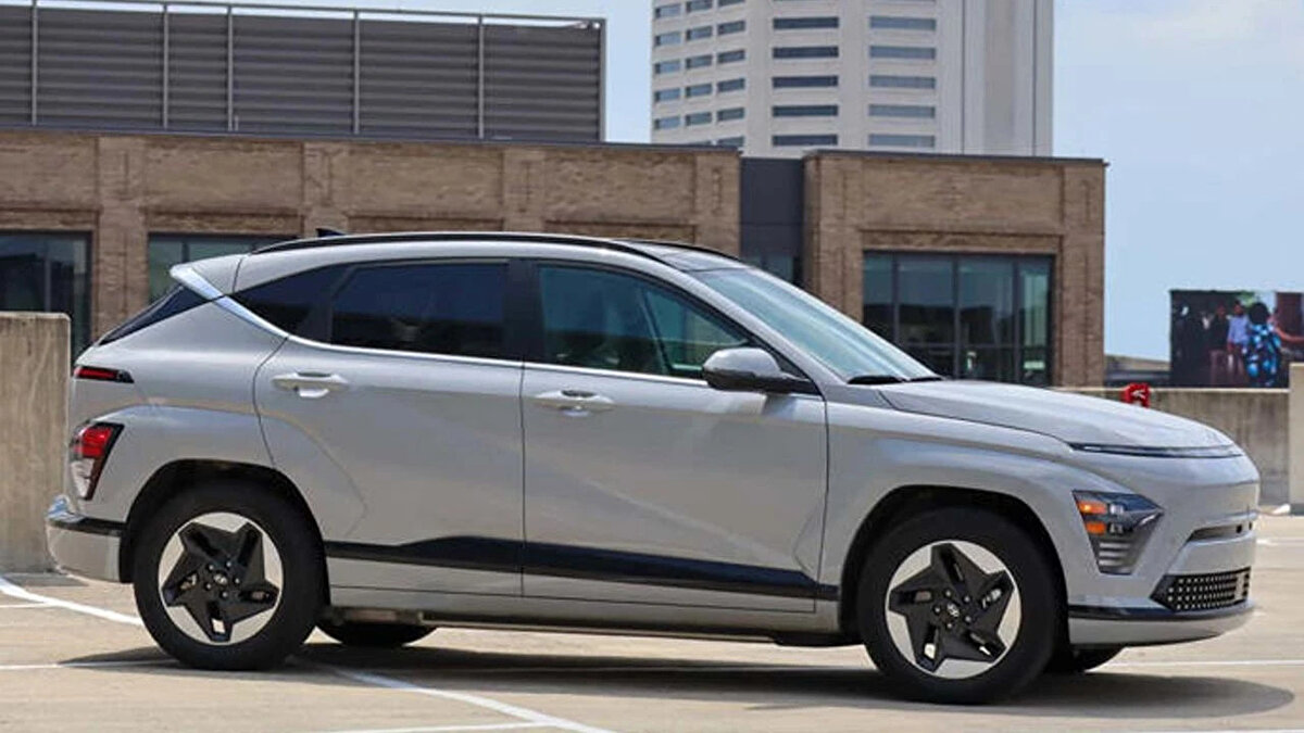 Hyundai Kona EV 2025<br><br>Hyundai Kona Electric’in son versiyonu olan bu otomobil, önden çekişli ve diğer modellere kıyasla daha uygun bir fiyat etiketine sahip. 322 ve 420 km menzile sahip olan araç, tek bir şarjla şehir içi ve uzun yolculuk sunuyor. 