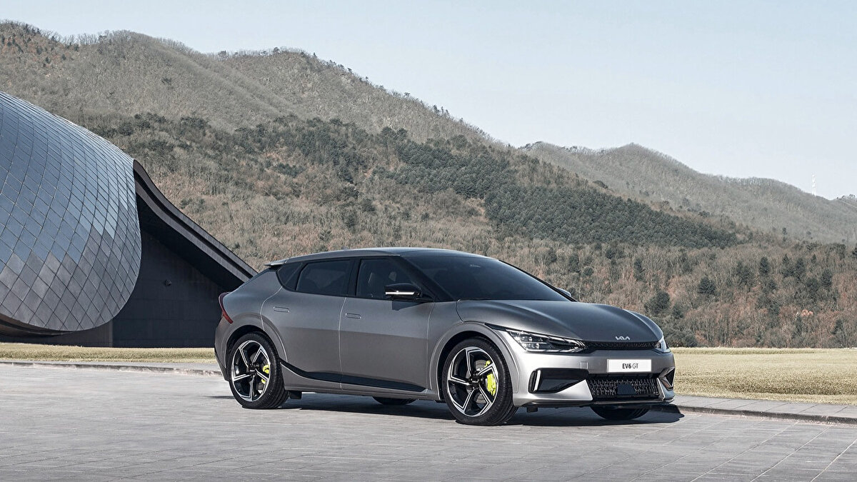 Kia EV6<br><br>Listede Kia olmazsa olmazdı. Otomobil uzmanlarının en iyi elektrikli otomobillerden biri olarak gösterdiği KİA EV6, menzil tarafında biraz üzebilir. il 381–513 kilometre arasında menzil sunan otomobil, çok hızlı şarj olabilme teknolojisi ile bu açığını kapatıyor. Arka ve dört tekerlekten çekişli bu otomobile de göz atmanızda fayda var.