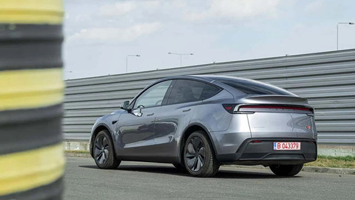 TESLA MODEL Y<br><br>Dünyanın en iyi elektrikli otomobil üreticilerinden biri şüphesiz Tesla. Dolayısıyla listede birden fazla Tesla görmeniz şaşırtmasın. Model Y Avrupa versiyonuna ek olarak Türkiye’de de satılan Model Y, global çapta satın alınabilecek en iyi elektrikli otomobillerden biri olarak gösteriliyor. 526–575 kilometre arasında menzil seçeneği bulunan otomobil, hızlı şarj desteği ve diğer teknolojileriyle iyi bir sürüş deneyimi sunuyor. Ayrıca FSD modu ile diğer rakiplerinden ayrılıyor.