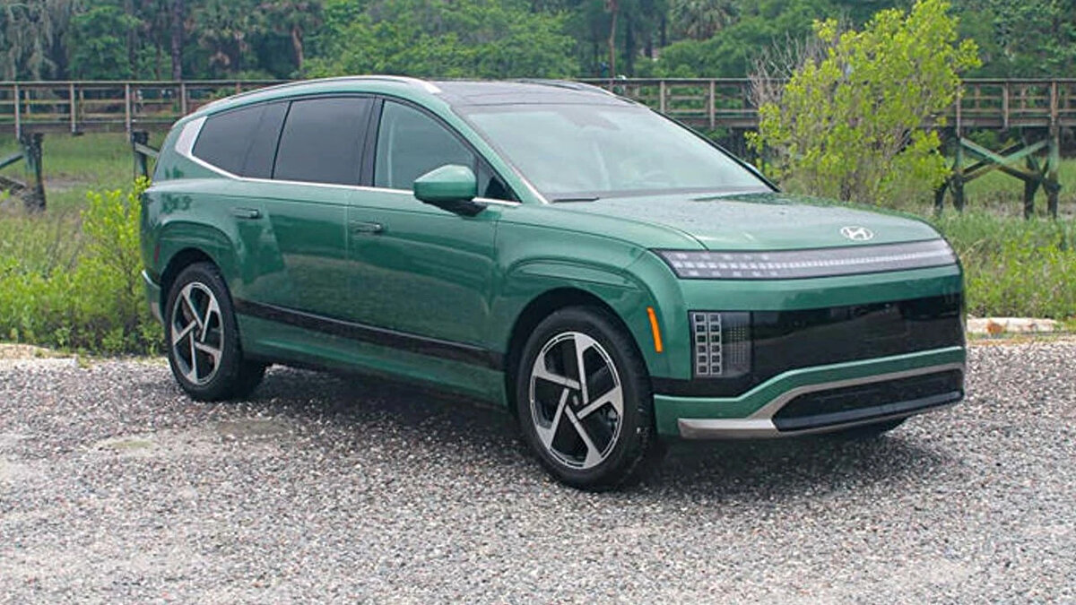 2025 Hyundai Ioniq 9<br><br>Türkiye’de bulunmasa da Hyundai Ioniq 9, SUV segmentte çok iddialı modellerden biri. 500 ve 539 km menzil sunan araç, hem lüks hem konforu bir araya getiriyor. Global çapta bu araç da son derece dikkat çekici