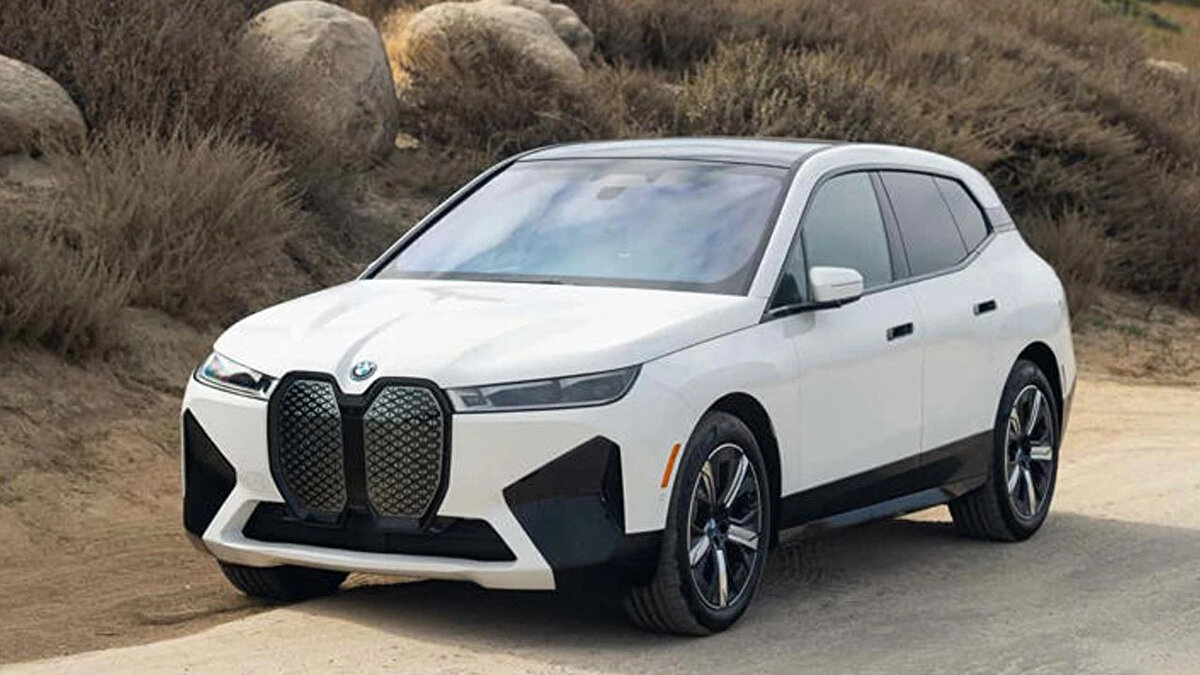 2025 BMW iX<br><br>Lüks bir elektrikli otomobil arıyorsanız BMW’yi unutmamak gerek. Özellikle son yıllarda elektrikli otomobillere yönelik ciddi yatırımlar yapan Alman otomobil devi, BMW iX ile hem konforu hem teknolojiyi bir araya getiriyor. Dört tekerlek çekişli bu otomobilin fiyatı ise diğerlerinin bir hayli üzerinde