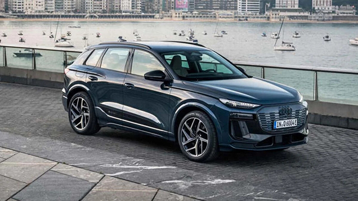 2025 Audi Q6 E-tron<br><br>Yine lüks otomobil yine bir Alman dev. Audi, Q6 e-tron ile bambaşka bir seviyeye geldi. 494  ve 517 km menzil sunan bu araç, Türkiye pazarına da geldi. Hem iddialı hem konforu ve tasarımıyla göz alan bu araç, SUV tercih edenler için iyi bir seçenek denilebilir.