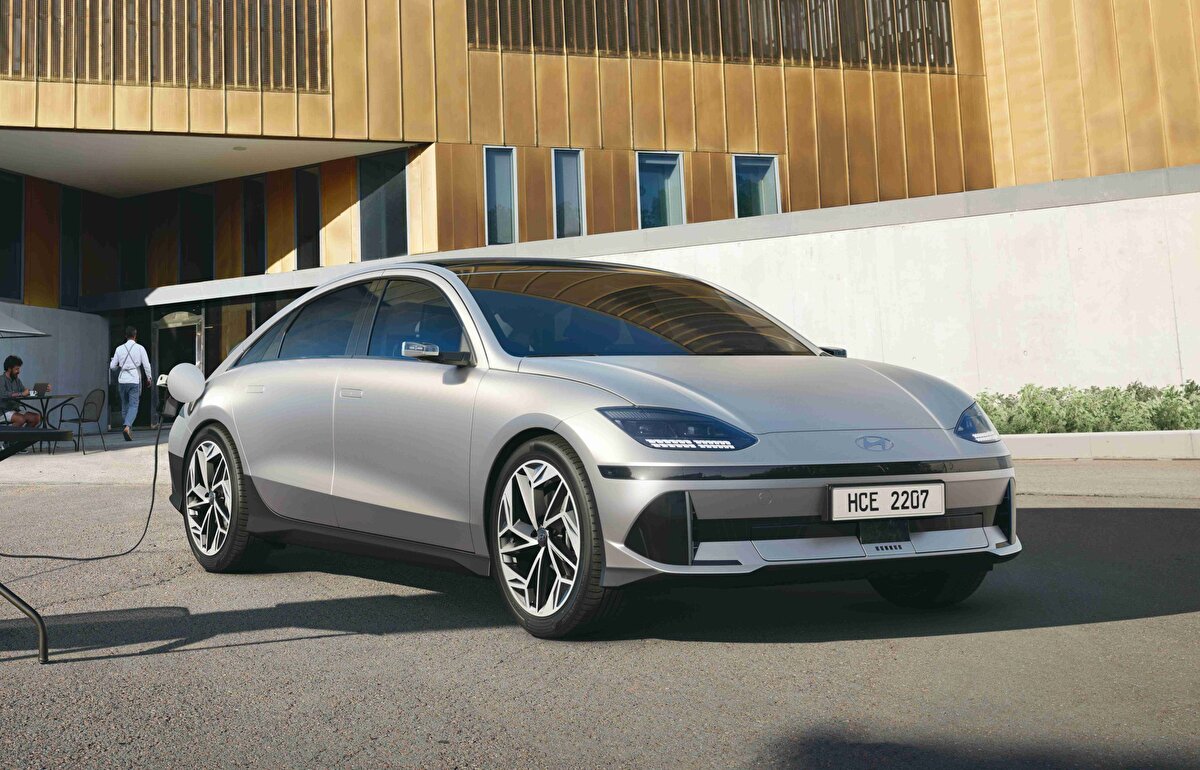 2025 Hyundai Ioniq 6<br><br>Son olarak en iyi elektrikli otomobiller listesinde bir Hyundai modeli daha yer aldı. Türkiye’de de satılan 2025 Hyundai Ioniq 6, arkadan itişli. Sadece 18 dakikadan %10’dan %80’e kadar şarj olan bu otomobil, tek şarjla 550 kilometre yol yapabiliyor. <br><br>Elbette bu otomobilleri derleyen uzmanlar yurt dışındaki modellere göre sıraladı. Ancak Türkiye'de yerli otomobil Togg da son derece dikkat çekici. Aynı zamanda faizsiz kredi imkanı da bulunuyor.