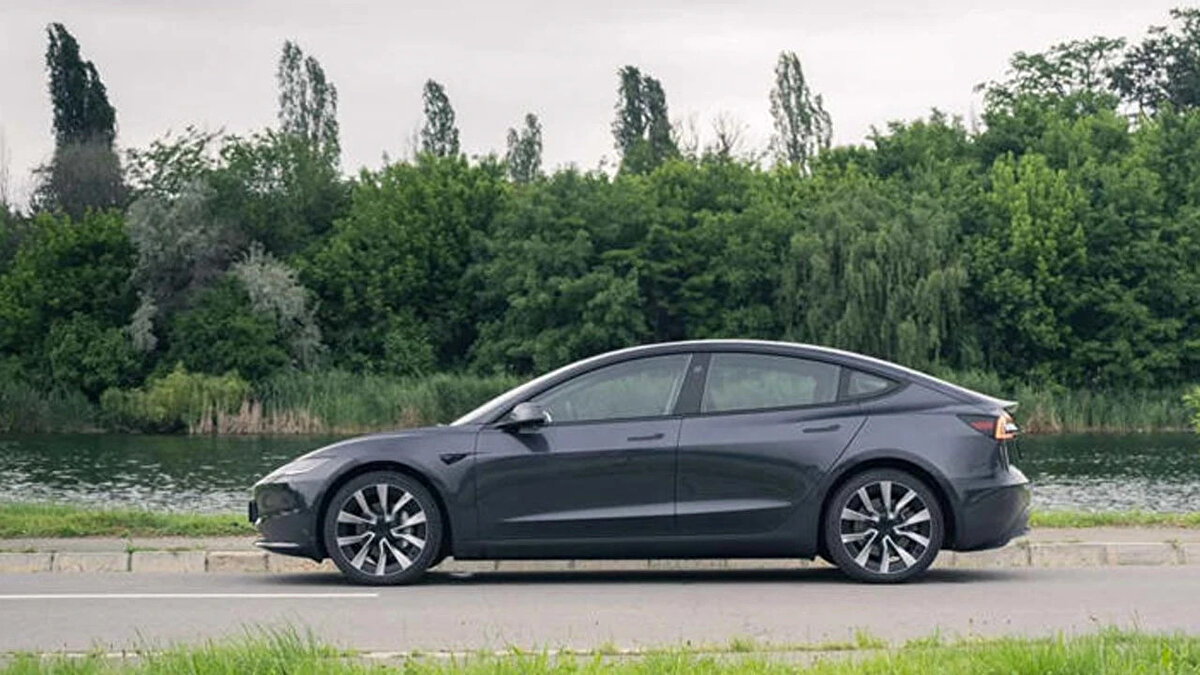 2025 Tesla Model 3<br><br>Sedan tarzı elektrikli arıyorsanız Model 3 de iyi bir seçenek. Fakat Türkiye’de sadece Model Y olduğu için Model 3’e erişmek zor. Ancak yurt dışında yaşıyorsanız ve elektrikli sedan istiyorsanız, kesinlikle Model 3’e de bakmanızda fayda var. Zira menzili ve teknolojilerinin yanı sıra tasarımı, son derece iddialı.