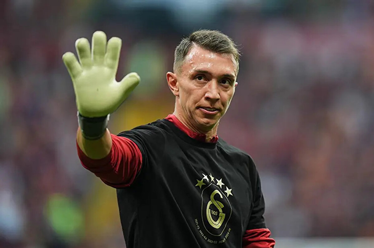 Yaz transfer dönemindeki ilk imzasını Leroy Sane'yle duyuran Galatasaray'da Fernando Muslera'nın yerine geçecek isim belirsizliğini koruyor.<br>