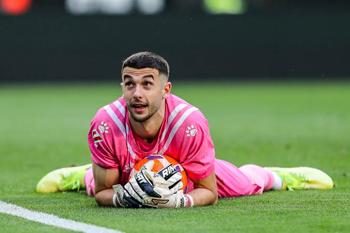 İmzalar atılmasının ardından Espanyol'dan Barcelona'ya 30 yıl sonra ilk kez bir oyuncu transfer olacak. Son olarak 1994-95 sezonunda Espanyol'dan Igor Korneyev, Barcelona'yla anlaşmıştı.<br>