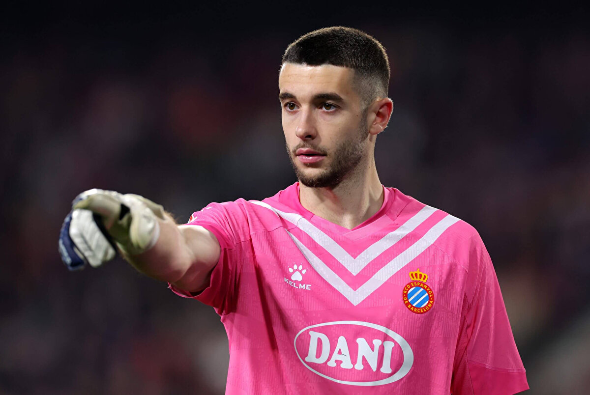 Hansi Flick yönetiminde İspanya'da sezonu üç kupayla tamamlayan Barcelona, Espanyol'un kalecisi Joan Garcia'yla ilgileniyor.<br>