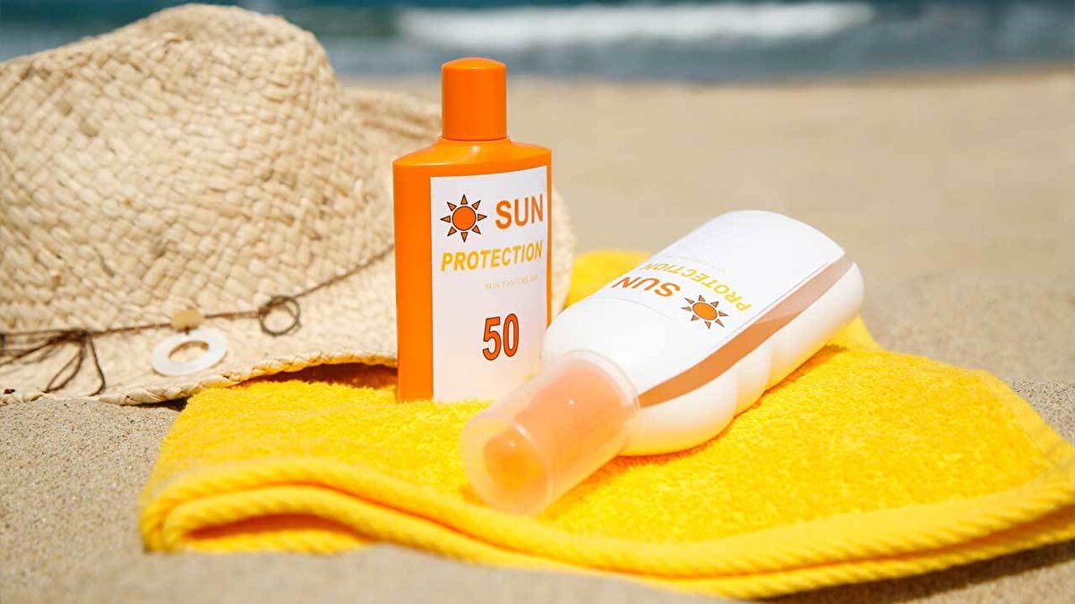SPF tercihi önemli<br><br>Öncelikle güneş koruyucu ürünlerin üzerinde yer alan SPF yani güneş koruma faktörü değerine dikkat edilmelidir. SPF 30, cildi güneşin zararlı UVB ışınlarına karşı yaklaşık yüzde 97 oranında korurken, SPF 50 bu oranı yüzde 98'e çıkarır. Aradaki fark küçük gibi görünse de açık tenli, hassas ciltli ya da lekeye meyilli kişiler için SPF 50 olan ürünler daha doğru bir tercih olacaktır. Günlük şehir yaşantısında SPF 30 yeterli olabiliyorken, deniz, havuz veya yüksek rakımlı bölgelerde daha yüksek faktörlü ürünler kullanmak gerekir.