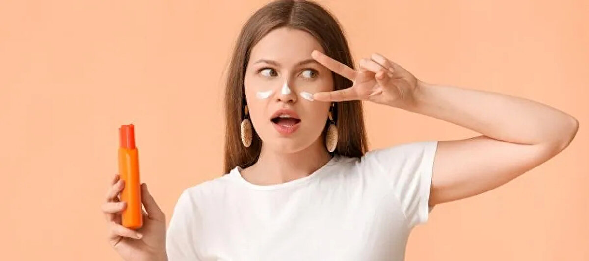 Cilt tipinizi göz ardı etmeyin<br><br>Güneş kremi seçerken dikkat edilmesi gereken bir diğer önemli unsur da cilt tipidir. Yağlı ve akneye eğilimli bir cilde sahipseniz su bazlı, gözenekleri tıkamayan ve matlaştırıcı özellikte güneş kremleri tercih etmelisiniz. Kuru ciltler için nemlendirici özellikli, besleyici içeriklere sahip ürünler daha uygun olacaktır. Hassas ciltler ise alkol, parfüm ve paraben gibi tahriş edici içeriklerden uzak, dermatolojik olarak test edilmiş ve mümkünse fiziksel filtreli ürünleri kullanmalıdır. Normal cilt tipine sahip kişiler ise geniş spektrumlu, hem UVA hem de UVB koruması sağlayan SPF 30 veya SPF 50 ürünlerle güvenli bir şekilde korunabilir.