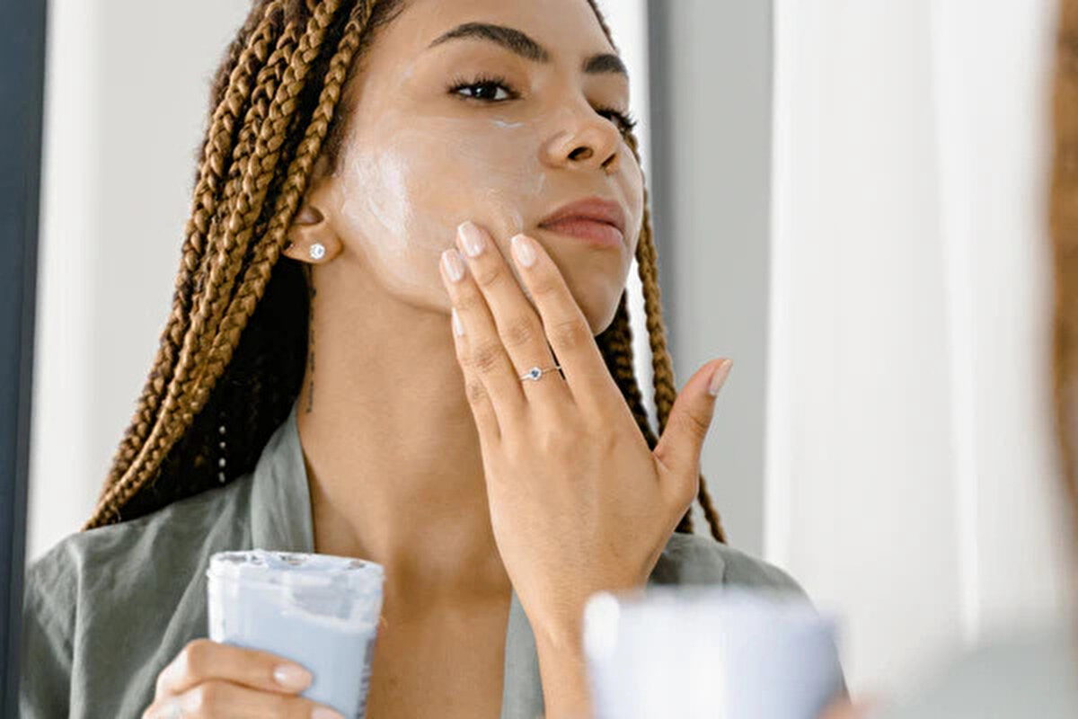 50 faktörlü güneş kremi zararlı mı?<br><br>Son olarak, “50 faktörlü güneş kremi zararlı mı?” sorusu da sıkça sorulanlar arasında yer alır. Doğru içeriklere sahip ve güvenilir markalar tarafından üretilmiş SPF 50 güneş kremleri zararlı değildir. Ancak her üründe olduğu gibi burada da içerik listesi büyük önem taşır. Cilt tipinize uygun olmayan ya da yoğun kimyasal filtreler içeren bir ürünü uzun süre kullanmak, hassasiyet ve tahriş gibi sorunlara neden olabilir. Bu yüzden güneş koruyucunuzu seçerken hem içerik bilgilerini okuyun hem de dermatolojik testlerden geçmiş ürünleri tercih edin.