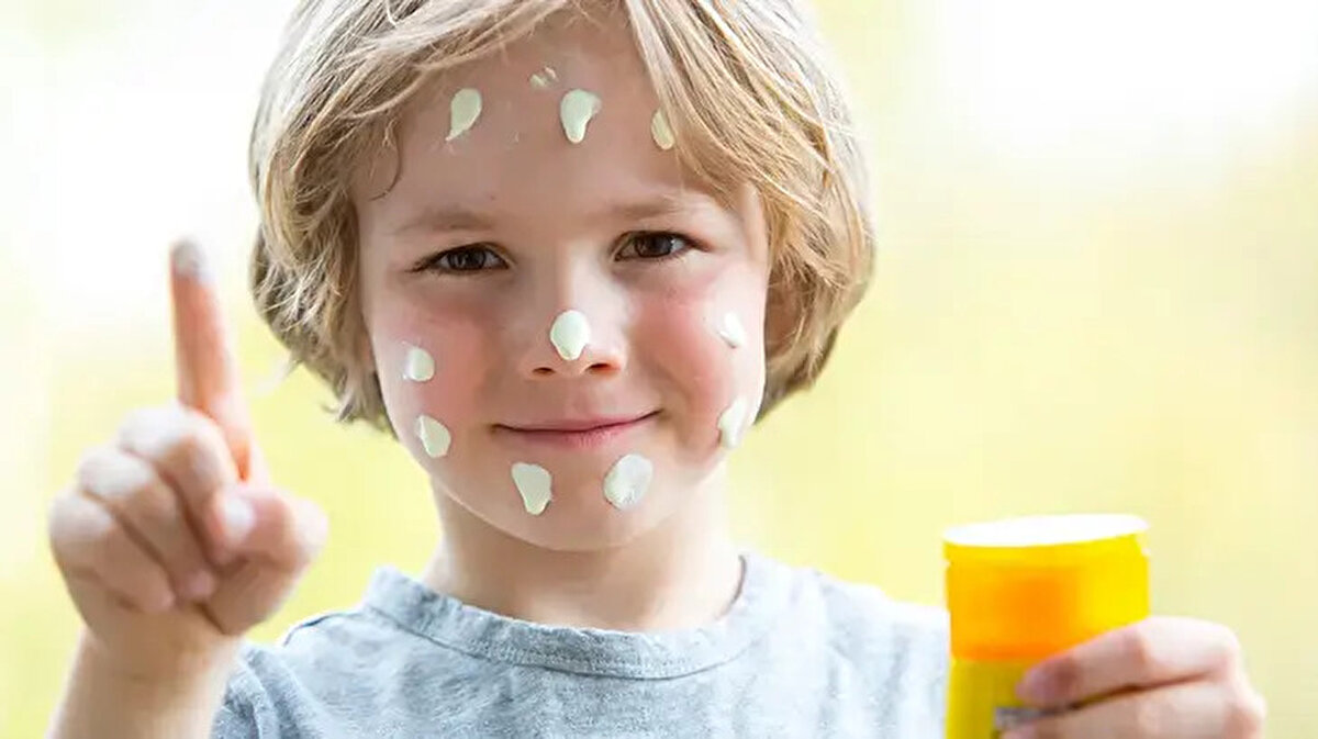 Güneşte geçirilen süre de önemli<br><br>Güneş kremi faktörünü seçerken güneşte ne kadar süre kalacağınızı da göz önünde bulundurmalısınız. SPF 50 bir ürün ideal koşullarda 4 ila 6 saat arasında koruma sağlar. Ancak terleme, yüzme ya da havluyla silinme gibi durumlar bu sürenin kısalmasına neden olur. Bu yüzden güneş kreminin her 2-3 saatte bir yeniden uygulanması önerilir.