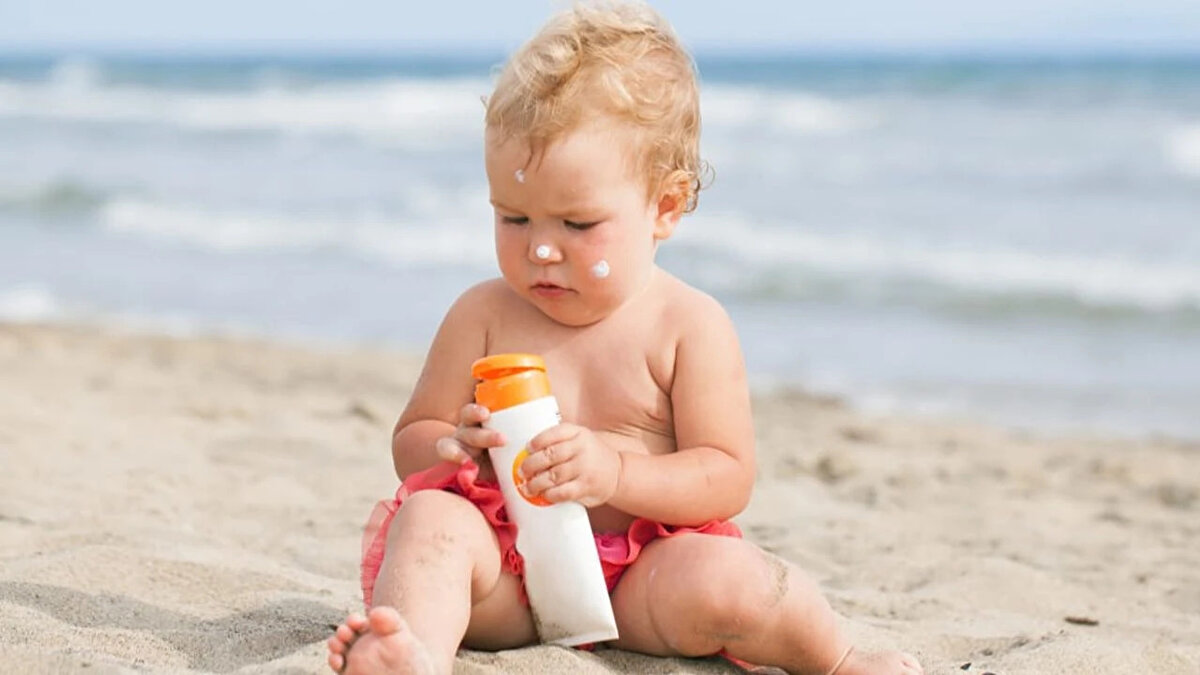 Güneşten korunmak, yalnızca yaz aylarında değil yılın her döneminde dikkat edilmesi gereken bir konudur. Güneş ışınları, cilt yaşlanmasının ve lekelenmelerin en büyük nedenlerinden biridir. Bu nedenle doğru güneş kremini seçmek hem sağlıklı bir cilt için hem de uzun vadeli korunma açısından oldukça önemlidir. Peki güneş kremi nasıl seçilir?