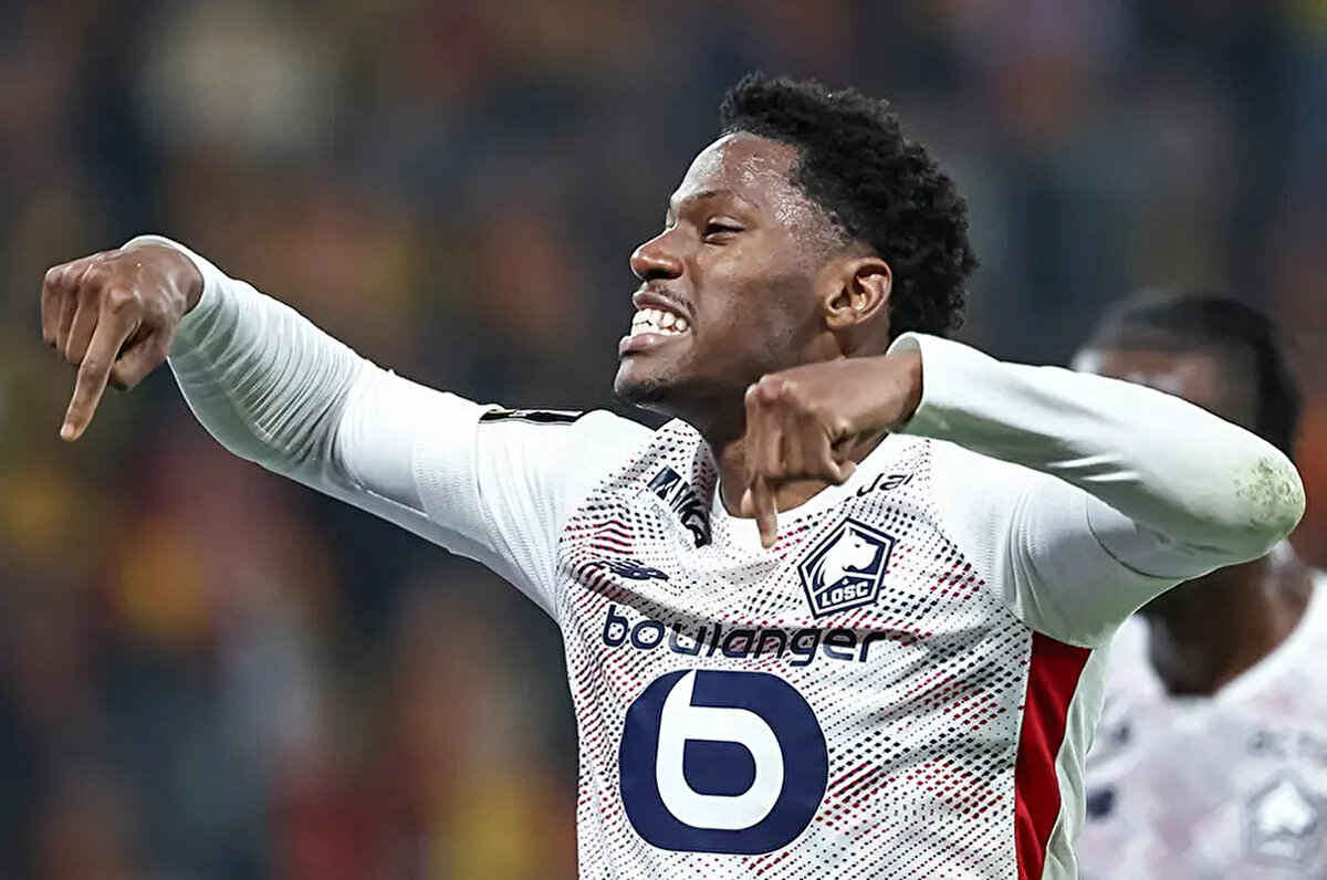 Osimhen'in alternatifi olarak Galatasaray'ın da gündeminde olan Jonathan David'de elini çabuk tutmak isteyen Fenerbahçe, başarılı golcüyle temaslarını hızlandırdı.<br>