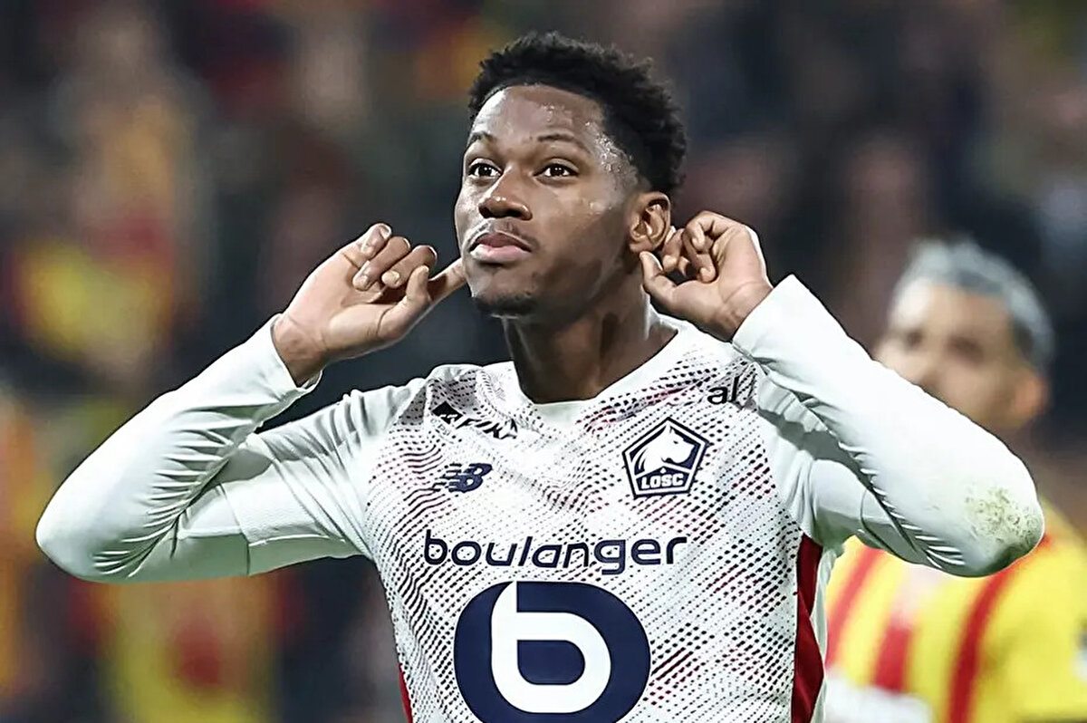 Sarı-lacivertlilerin oyuncuyu kaçırmamak için 15 milyon euroyu ödemeyi de göze aldığı, Jonathan David ısrarının kaynağının ise Mourinho'nun "alın" talimatı olduğu haber detayında yer aldı.<br>