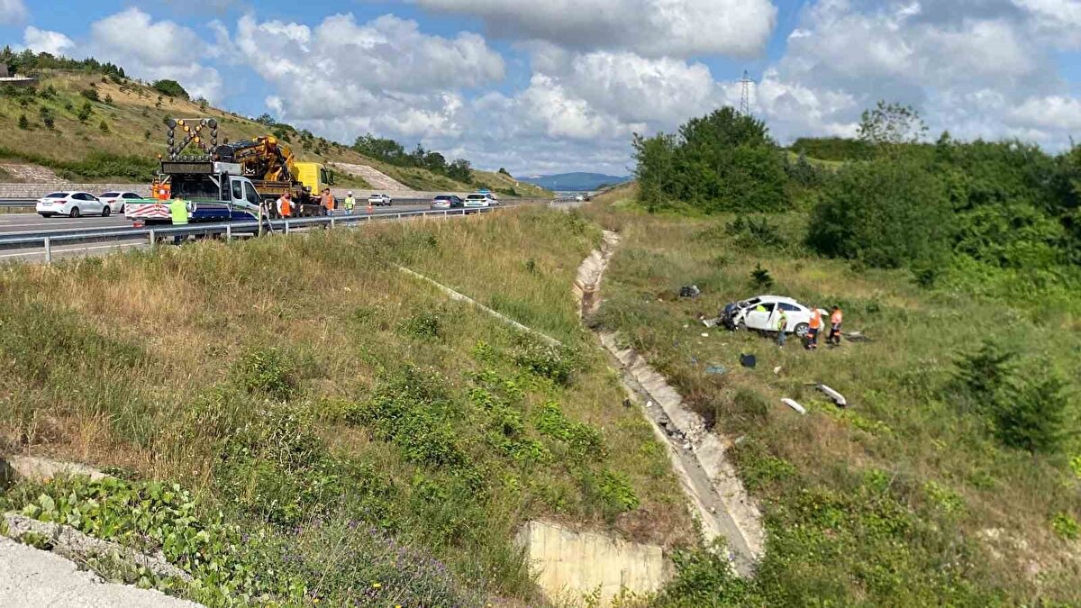 Kazada yaralanan sürücü ile araçtaki 7 kişi, ekiplerce sıkıştıkları yerden çıkarılarak sağlık personelince kentteki hastanelere kaldırıldı.
