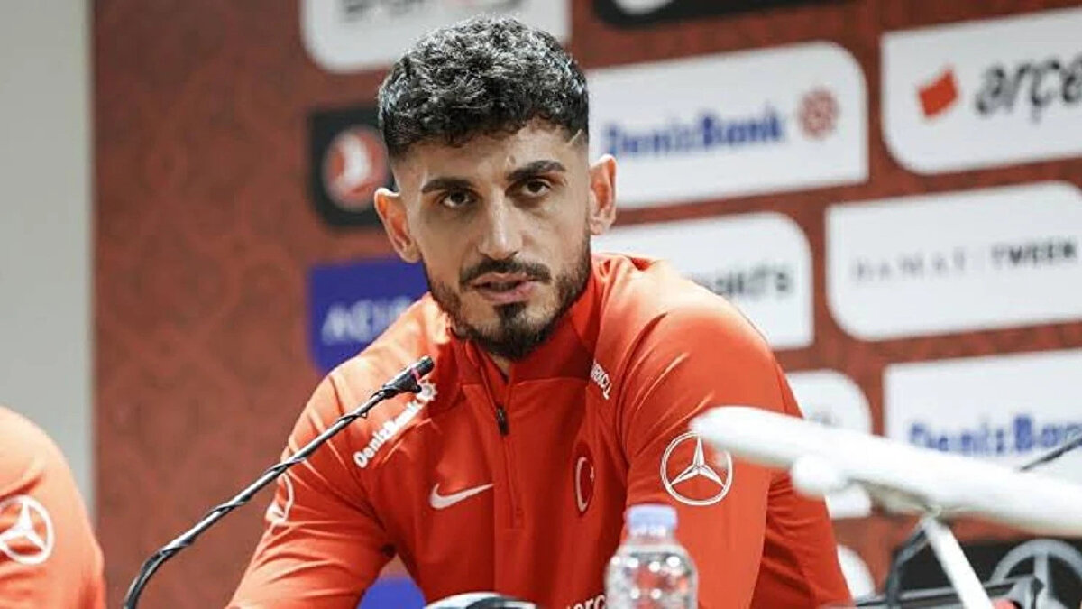 Fenerbahçe’den Çaykur Rizespor’a transfer olan Samet Akaydın, yalnızca futbol kariyerindeki değil, özel hayatındaki gelişmelerle de gündemde. Uzun süredir aşk yaşadığı başarılı oyuncu Hazal Çağlar ile nişanlanarak evlilik yolunda önemli bir adım atan Akaydın, sosyal medyada da adeta gündem oldu.