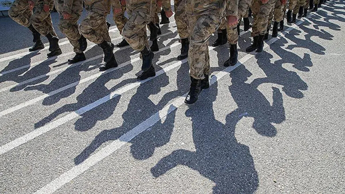 2024 Temmuz bedelli askerlik ücreti ne kadar olacak?<br><br>Son olarak belirlenen memur aylık katsayısı 1,012556 idi. Bu oranla yapılan hesaplamaya göre bedelli askerlik ücreti 243.013 TL olmuştu. Ancak Temmuz ayında memur maaşlarına yapılacak zamla birlikte katsayı da yükselecek.<br><br>5 aylık enflasyon verilerine göre yüzde 14'lük artış beklentisiyle, memur katsayısının 1,15431384 seviyesine çıkması öngörülüyor. Bu durumda;<br><br>1,15431384 × 240.000 = 277.035 TL<br><br>Yani temmuz zammıyla birlikte bedelli askerlik ücretinin yaklaşık 277 bin 35 TL olması bekleniyor.