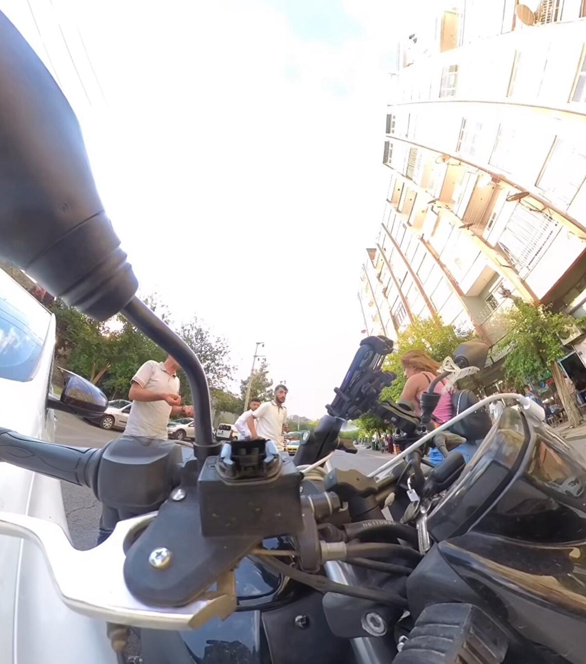 Zeynep A.K., "Diyarbakırlıyım. 2 yıldır motosiklet kullanıyorum. Batman'da yaşıyorum. Memleketime gezmeye gelmiştim. Tarihi Sur ilçesinde kaza yaşadım. Abi dönüş yapmak isterken beni fark etmedi. Durmaya çalıştım ama duramadım. Kaputun üstüne düştüm. Kendime gelmeye çalıştım. O anki sinirle abiye bağırdım. Özür dilerim kendisinden. Ben ondan o da benden şikayetçi olmadı" dedi.