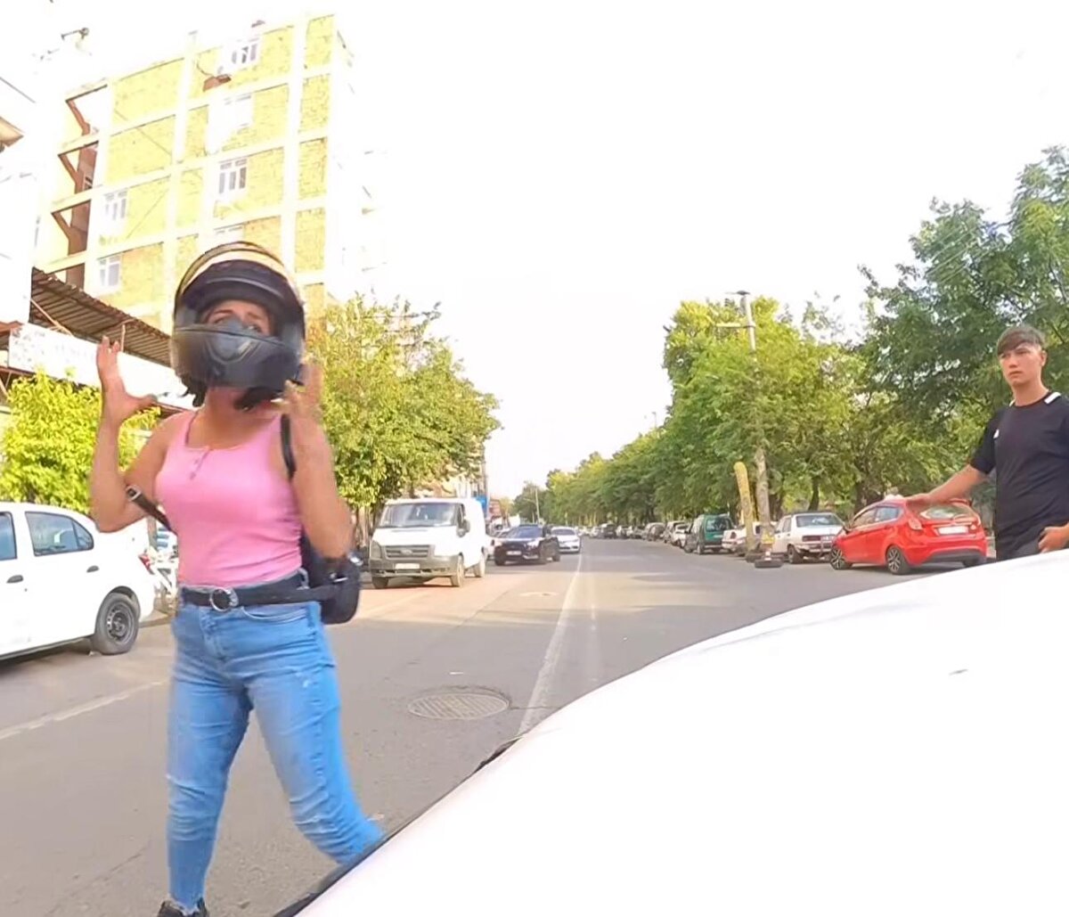 Savrulan Zeynep A.K., otomobilin kaputunun üzerine düştü. Zeynep A.K., kaskını yere fırlatarak otomobil sürücüsüne tepki gösterdi. Kaza motosikletin kamerasına yansırken, inceleme başlatıldı.