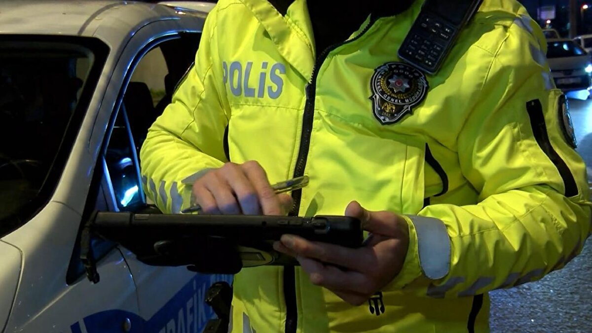 e-Devlette görünen trafik cezası tebliğ edilmiş sayılır mı?<br><br>Evet. Trafik cezası e-tebligat sistemi ile tarafınıza ulaştığında, size SMS ya da e-posta yoluyla bildirim gönderilir. Bildirimi aldıktan sonra 5 gün içinde sisteme giriş yapıp okumasanız bile, ceza hukuken tebliğ edilmiş sayılır. Bu sistem, 7201 sayılı Tebligat Kanunu ve ilgili yönetmeliklere uygun şekilde işlemektedir. Bu nedenle, e-Devlet’te görünen cezanın ödenmemesi durumunda faiz işleyebilir veya yasal takip süreci başlatılabilir.