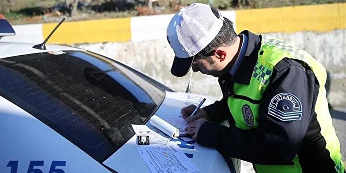 Trafik cezalarının takibi ve ödemesi artık birkaç adımda dijital ortamdan yapılabiliyor. Vatandaşlar, hem Emniyet Genel Müdürlüğü’nün sunduğu EGM trafik cezası sorgulama hizmetiyle hem de e-Devlet trafik cezası ödeme ekranı üzerinden araçlarına ait borçları görebiliyor. Ayrıca Gelir İdaresi Başkanlığı (GİB) platformu, özellikle beyanlı trafik cezası ödeme işlemleri için sıklıkla tercih ediliyor.