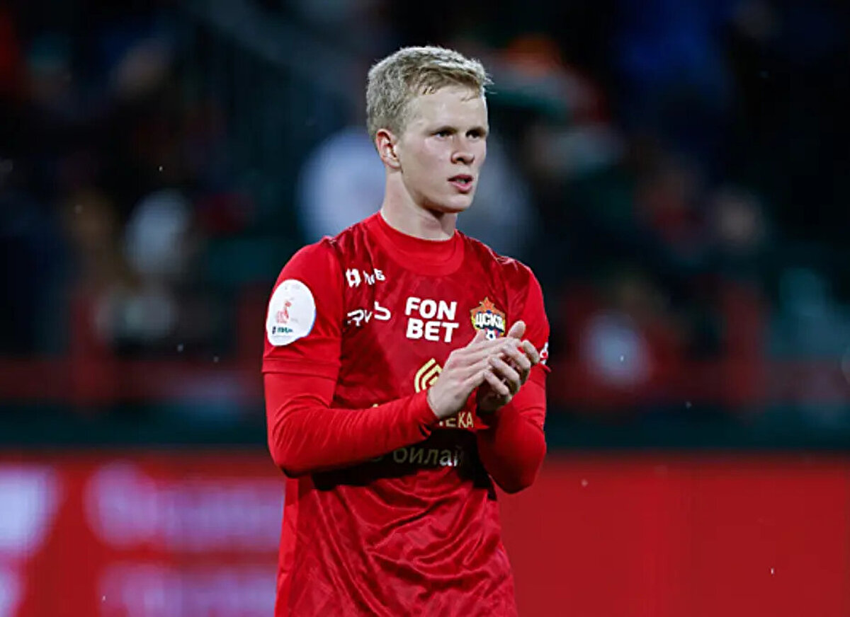 2025-2026 sezonuna iddialı bir kadroyla girmek isteyen Fenerbahçe'nin gündemine sürpriz bir isim girmişti. Sarı-lacivertliler, CSKA Moskova forması giyen Matvey Kislyak için görüşmelere başlamıştı.<br>