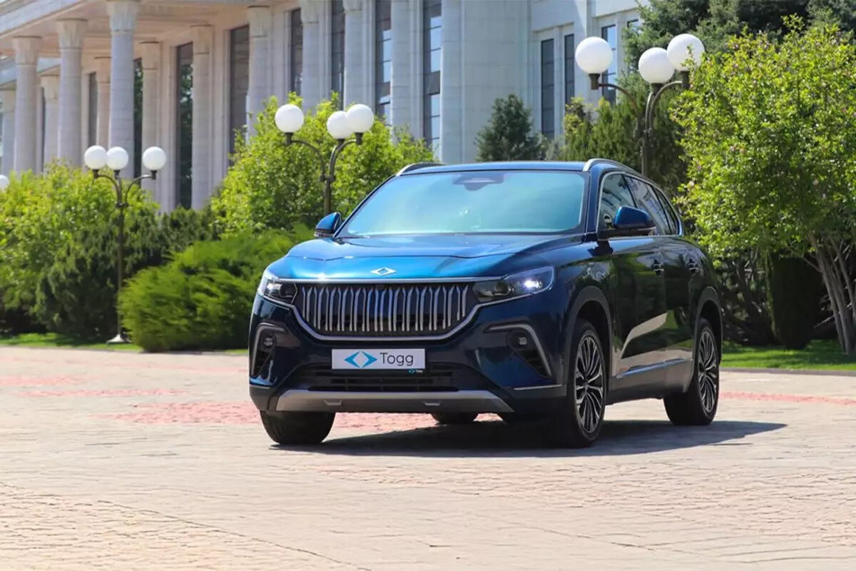 Togg T10X V2 güncel fiyatı ve kampanya detayları<br><br>Togg’un yeni kampanyasında T10X V2 modelinin fiyatı 1 milyon 830 bin TL olarak açıklanmış durumda. Bu fiyatın 330 bin TL’si peşinat olarak ödendiğinde, kalan tutar için 1.5 milyon TL'lik kredi desteği sağlanıyor. Kampanya, özellikle şirket sahipleri ve kurumsal müşteriler için büyük fırsatlar sunuyor.<br><br>48 ay vade ve %3.30 faiz oranıyla finansman imkanı<br><br>Kampanya kapsamında alınan kredide vade süresi 48 ay olarak belirlenmiş. Aylık faiz oranı ise %3.30. Bu kredi seçeneğiyle birlikte aylık ödeme tutarı 64.561 TL oluyor. Böylece uzun vadeli, planlı bir ödeme sistemiyle Togg sahibi olmak mümkün hale geliyor.