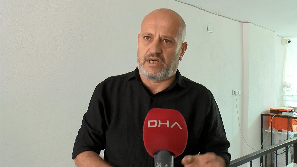 İki ay psikolojik destek aldı<br><br>10 Haziran'da ellerine ulaşan mahkeme kararına tepki gösteren 5 çocuk babası Heybetullah Özkan (53), oğlunu darbeden öğretmenin hala okulda görev yaptığını söyleyerek, "Öğretmene 5 bin 40 lira ceza vermişler. Yarın bu olayı tekrar yapıp, bir çocuk öldükten sonra mı ceza alacak? Biz aldığımız darp raporuyla birlikte tüm belgeleri gerekli yerlere verdik. Ayrıca oğluma psikolojik destek verdik. Yaklaşık 2 aya yakın psikolojik destek aldık. Öğretmenin bu 5 bin lira cezasını da biz ödeyelim, belki birini öldürdüğünde gözaltına alınır" dedi.