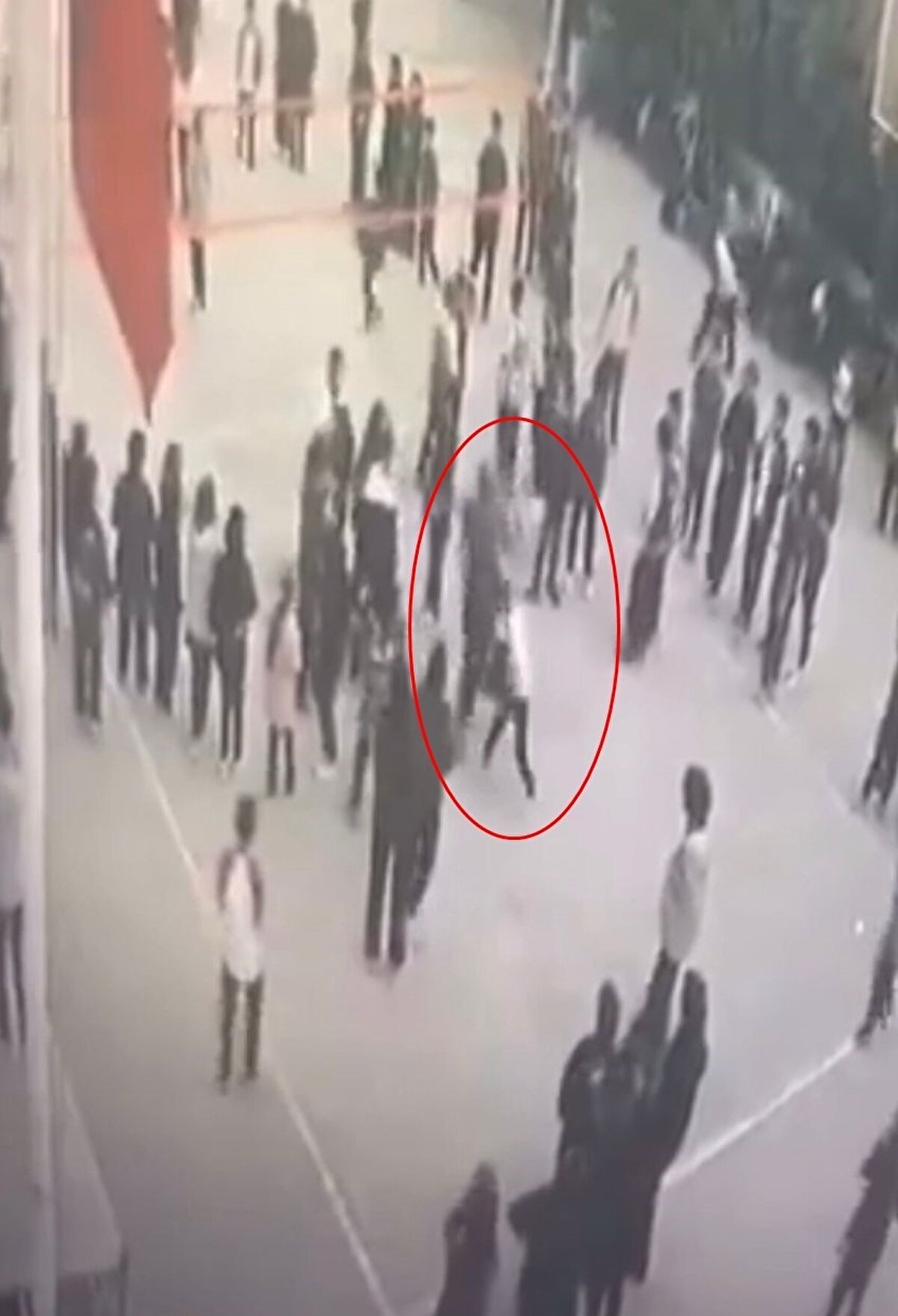 Öğretmeninin darbeleri sonrası bir süre kendisine gelemediğini söyleyen E.E.Ö. ise şunları anlattı: "Olay ilk başta kuzenlerimin voleybol maçını kazanmalarıyla başladı. Şampiyon oldular. Bütün okul kazananları tutuyorlar ve herkes su atıyordu. Ben de attım. Suyu attıktan sonra geri gidiyordum, hoca bir anda geldi, sırtıma tekme attı. Bir şeyler dedi, tokat attı ve beni itti. Videoda da gözüküyor. Yere bayağı hızlıca düştüm. Hocam bana vurduktan sonra bayağı afalladım. Ayağımdan çok kötü yara aldım. Köşeye oturduğumda herkes beni sakinleştirmeye çalıştı. Psikolojik olarak etkilendim."